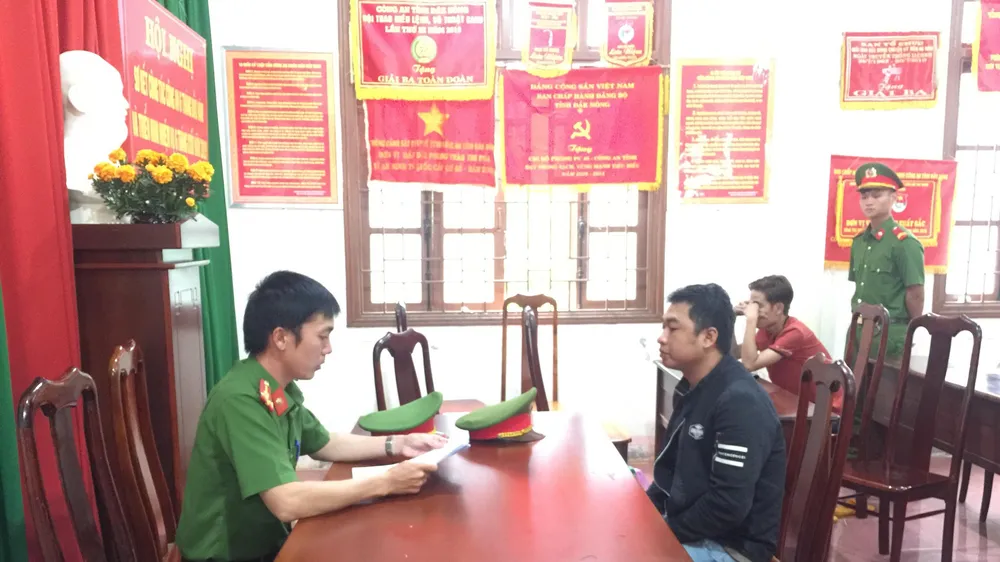 Công an lấy lời khai một số đối tượng