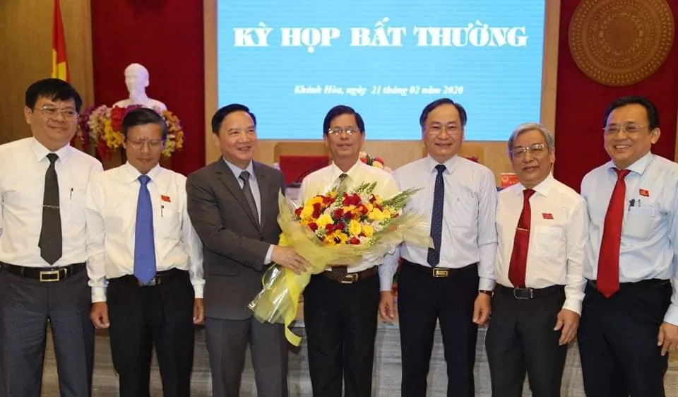 Ông Nguyễn Tấn Tuân (giữa) được bầu làm Chủ tịch UBND tỉnh Khánh Hòa