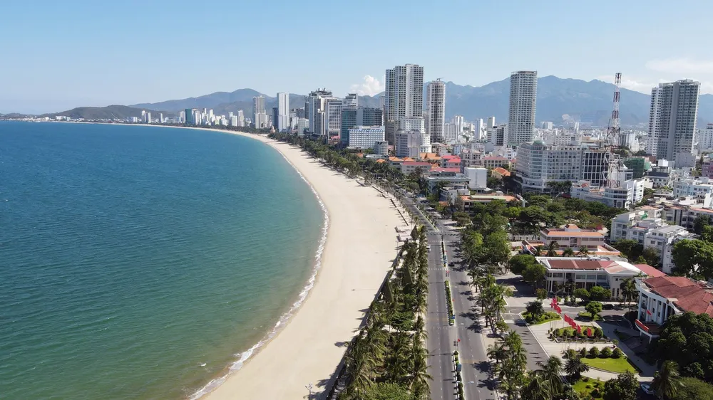 Từ ngày mai 16-10, người dân Nha Trang được tắm biển trở lại. Ảnh: QUỲNH ANH