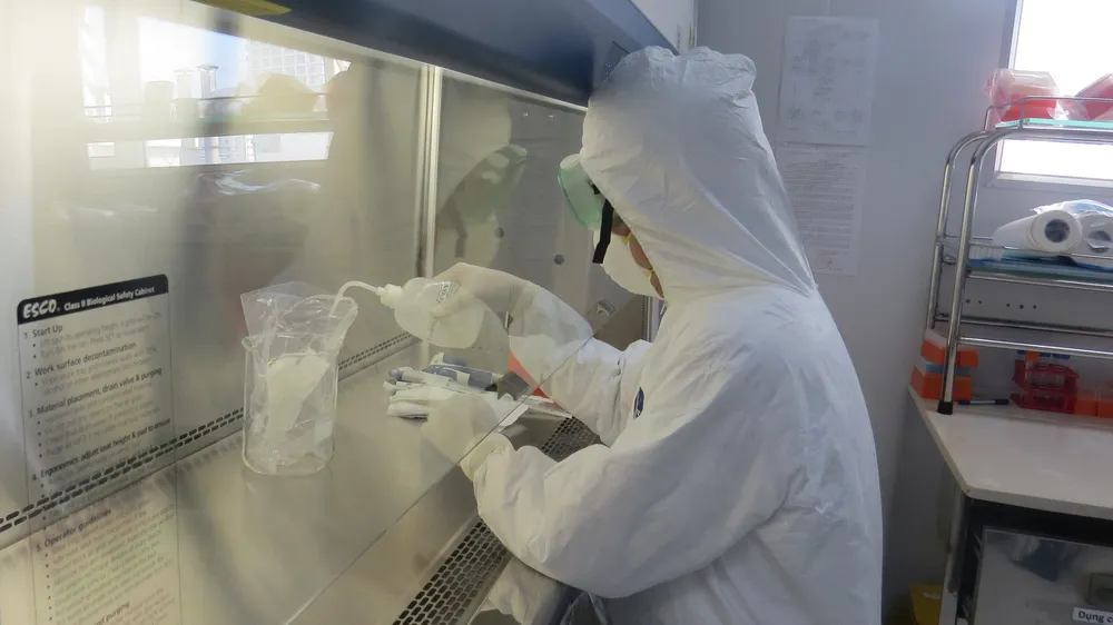 Nhà khoa học đang làm việc tại phòng nghiên cứu Viện Pasteur Nha Trang