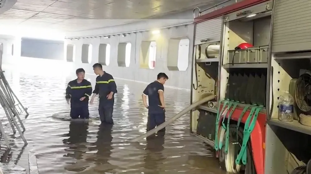 Triển khai máy bơm để hút nước ngập tại hầm chui thuộc dự án nút giao An Phú, sáng 11-9. Ảnh: QUỐC HÙNG - VĂN HẢI