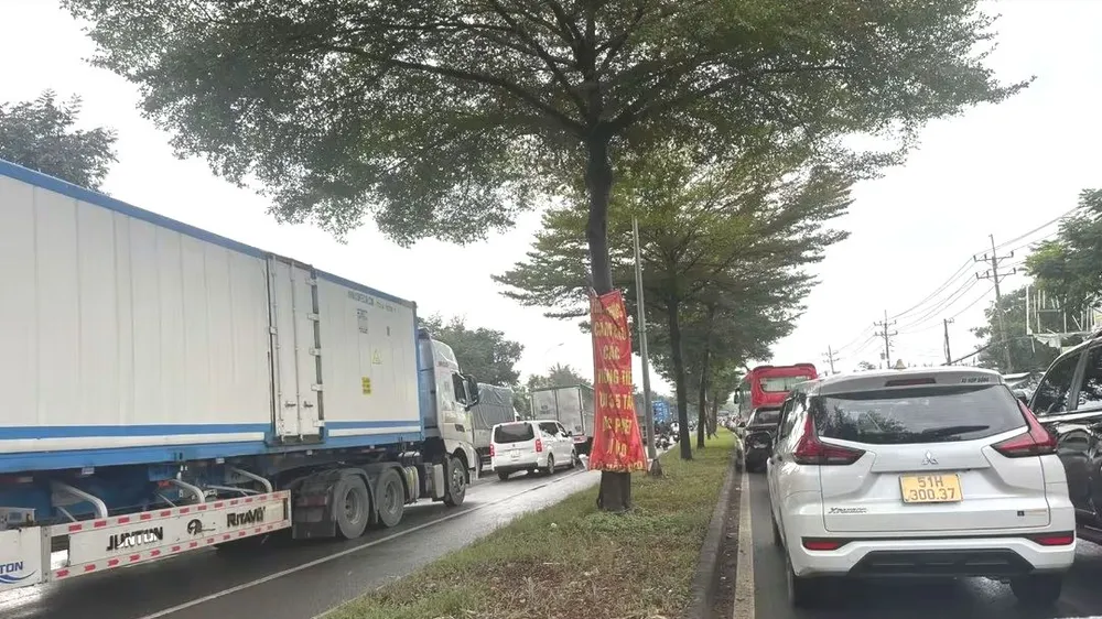 Sửa cầu Ông Lớn kéo dài gây ùn tắc đường Nguyễn Văn Linh