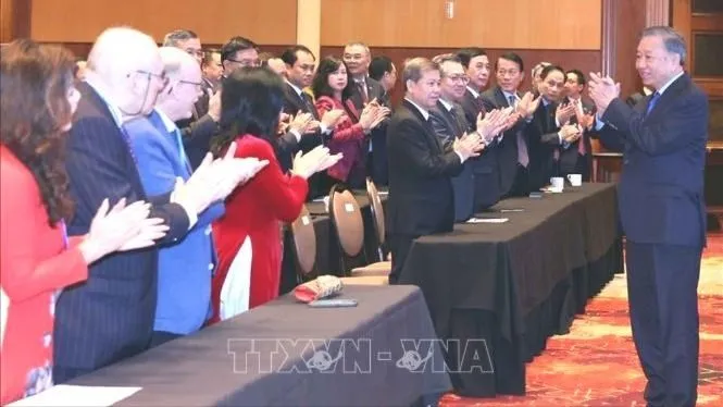 Tổng Bí thư, Chủ tịch nước Tô Lâm gặp gỡ cán bộ, nhân viên Đại sứ quán và cộng đồng người Việt Nam tại Canada