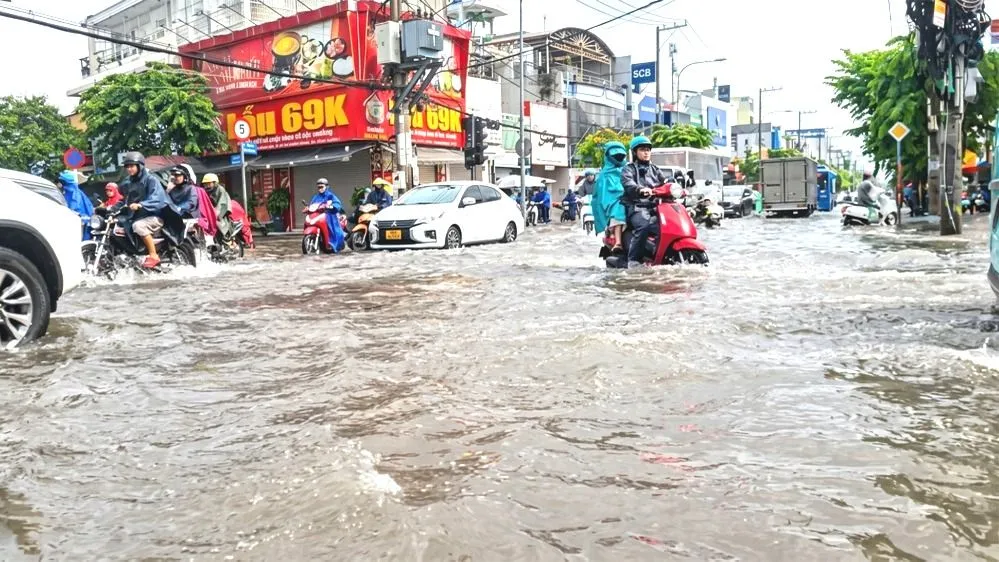 Mưa lớn khiến đường Nguyễn Ảnh Thủ, đoạn giao đường Song Hành, xã Bà Điểm (TPHCM), ngập cục bộ sáng 30-9. Ảnh: NGUYỄN TÂN - KIÊN CƯỜNG