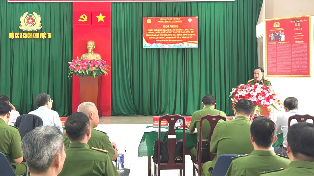 Triển khai kế hoạch tăng cường công tác PCCC và CNCH tại 5 phường. Ảnh: KIẾN VĂN