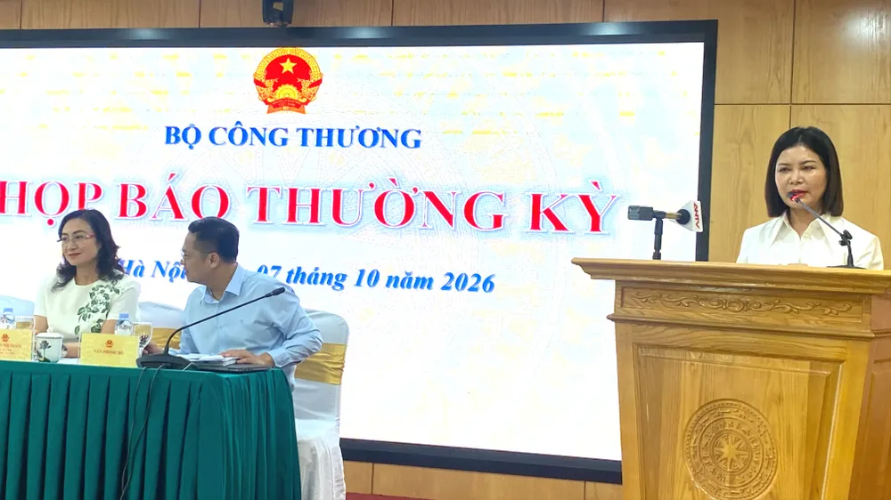Bà Nguyễn Thị Thúy Hiền, Phó Cục trưởng Cục Quản lý và Phát triển thị trường trong nước, thông tin tại cuộc họp báo chiều 7-10. Ảnh: PHÚC HẬU