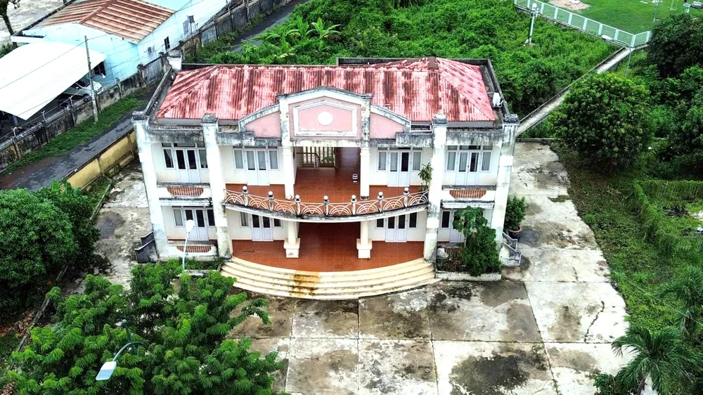 Khuôn viên Trung tâm Khí tượng thủy văn tỉnh Tây Ninh (đường 30-4, phường Tân Ninh) cỏ dại um tùm. Ảnh chụp vào tháng 8-2026. ẢNH: QUANG VINH