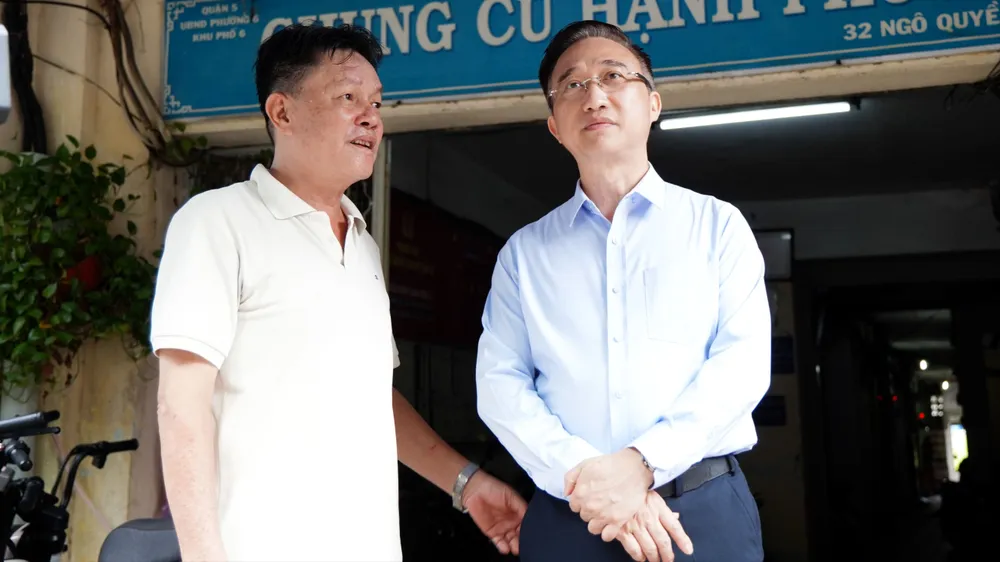 Phó Bí thư Thành ủy TPHCM Đặng Minh Thông khảo sát các dự án cải tạo, xây dựng lại chung cư cũ tại phường An Đông. Ảnh: THANH HIỀN