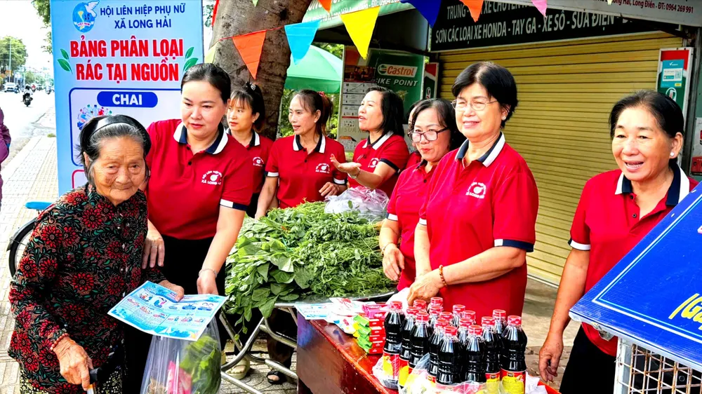 Chương trình “Đổi phế liệu – Lấy quà an sinh” thu hút người dân mang bìa carton, lon và chai nhựa đến đổi lấy rau xanh.
