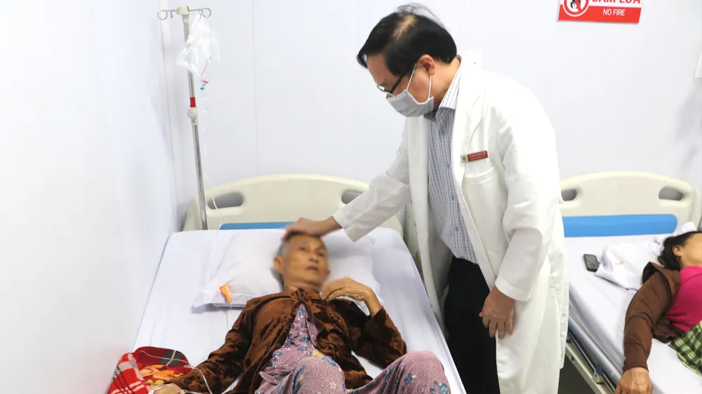 Hơn 130 người nhập viện sau khi ăn bánh mì
