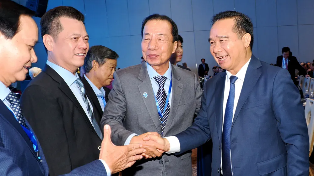 Chủ tịch UBND TPHCM Nguyễn Văn Được gặp gỡ, trao đổi với các doanh nhân tham dự Đại hội Đại biểu Hiệp hội Doanh nghiệp TPHCM lần thứ I, nhiệm kỳ 2026-2031. Ảnh: HOÀNG HÙNG