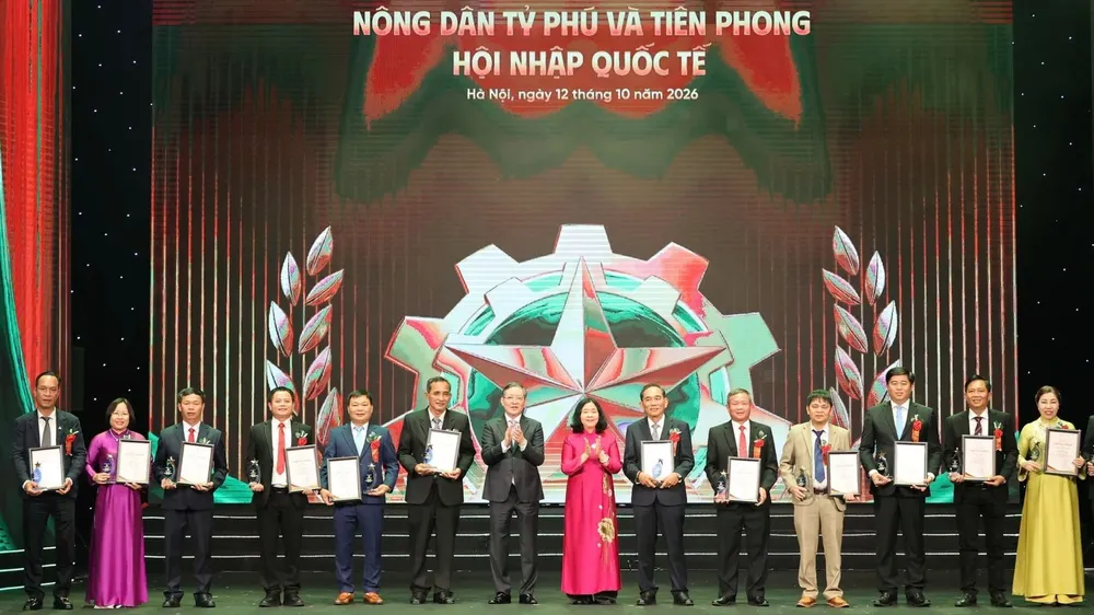 Đồng chí Bùi Thị Minh Hoài, Ủy viên Bộ Chính trị, Bí thư Trung ương Đảng, Chủ tịch Ủy ban Trung ương MTTQ Việt Nam và đồng chí Lương Quốc Đoàn, Chủ tịch Trung ương Hội Nông dân Việt Nam, trao chứng nhận "Nông dân Việt Nam xuất sắc" cho các nông dân xuất sắc năm 2026, tối 12-10. Ảnh: ANH THƠ