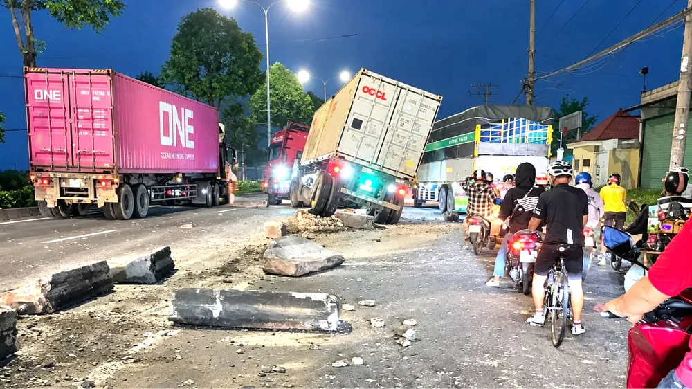 Xe container tông dải phân cách đường Lê Quang Đạo. Ảnh: KIẾN VĂN