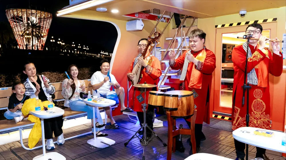 Du khách thưởng thức âm nhạc trên Saigon WaterGO. Ảnh: HÂN GIA 