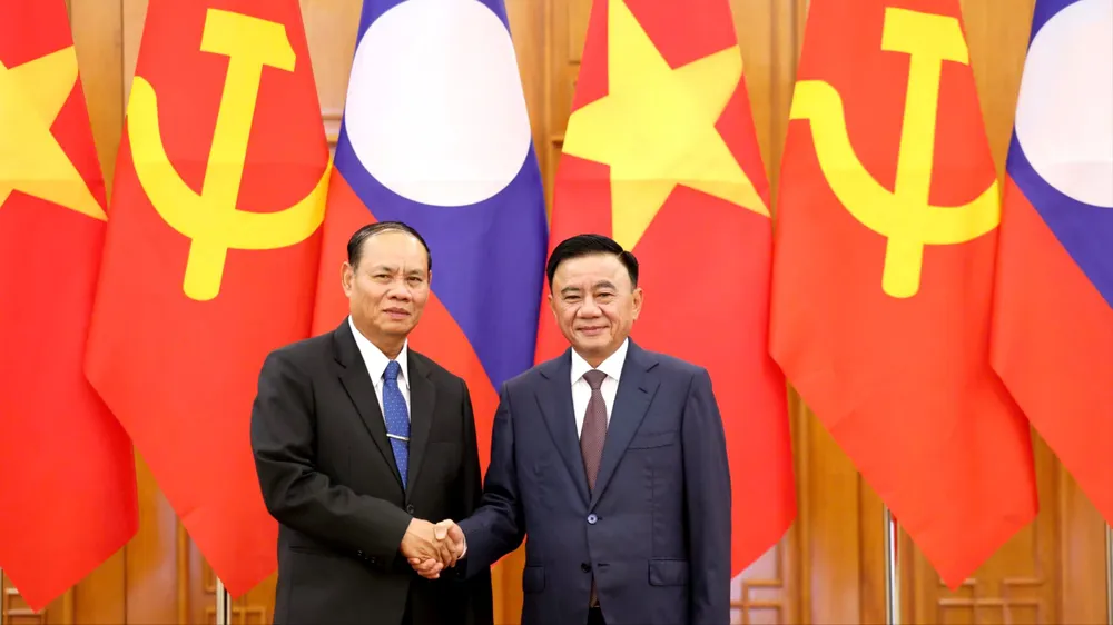 Thường trực Ban Bí thư Trần Cẩm Tú đón Thường trực Ban Bí thư Lào Vilay Lakhamphong sáng 15-10. Ảnh: QUANG PHÚC