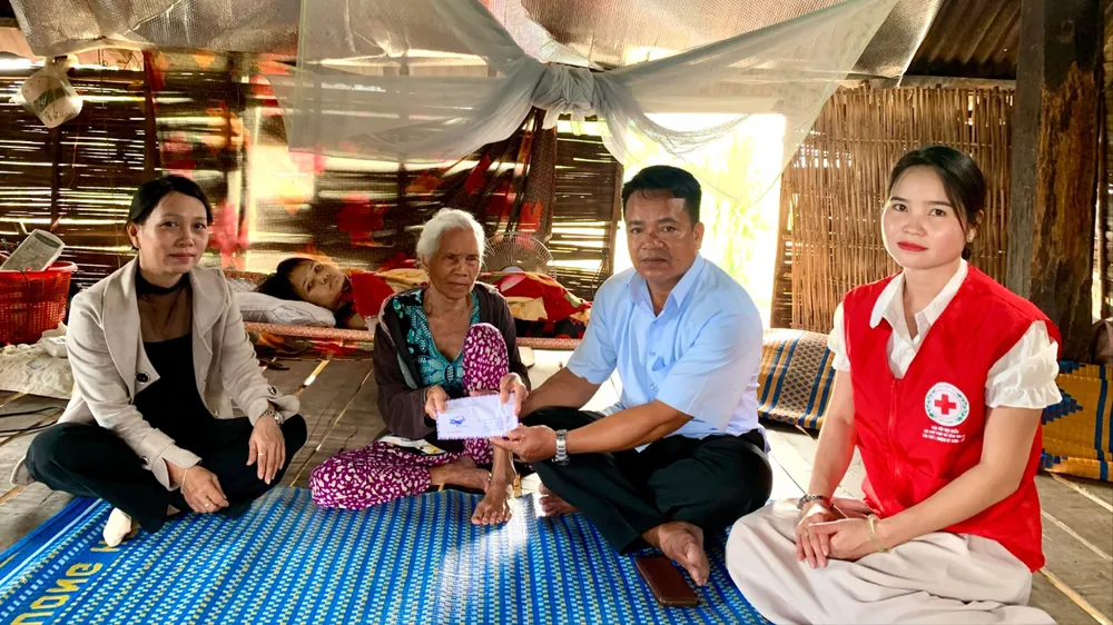 Trao tiền hỗ trợ đợt 2 cho gia đình bà Ksor H’Biak