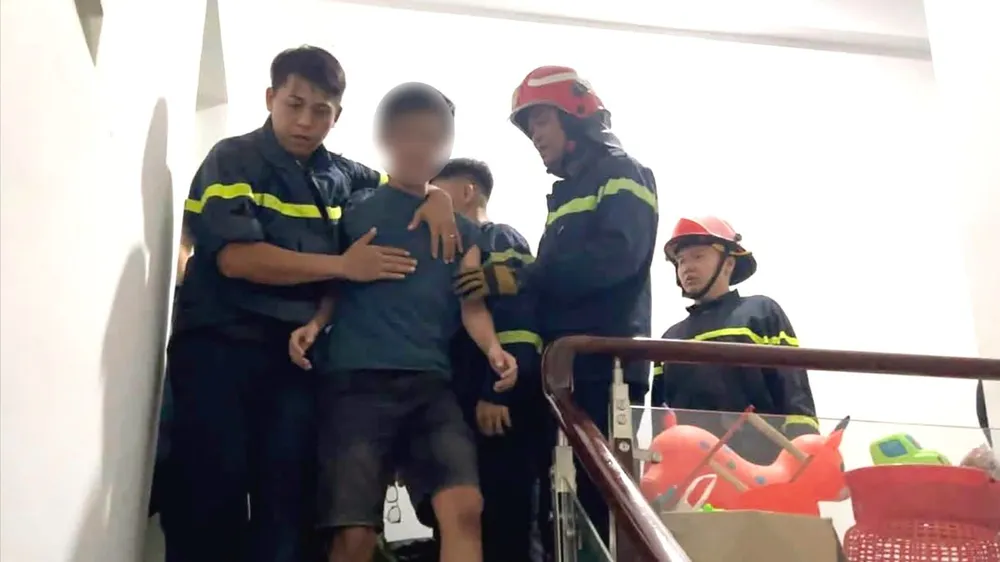 Cảnh sát PCCC và CNCH giải cứu nam thanh niên có ý định tự tử 