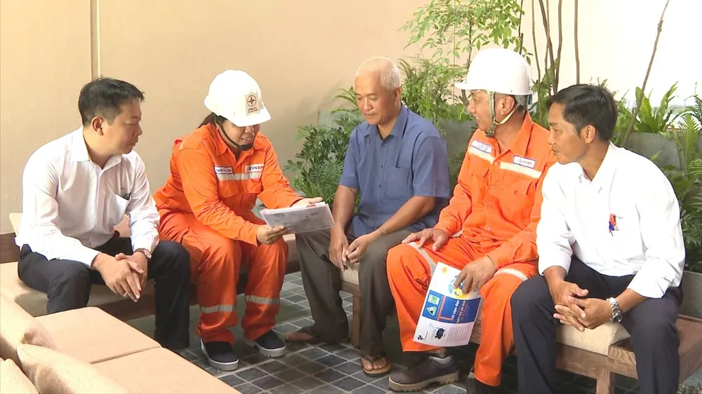 Các đơn vị điện lực thuộc EVN đến tận hộ gia đình hướng dẫn cách sử dụng điện tiết kiệm và hiệu quả. Ảnh: EVN