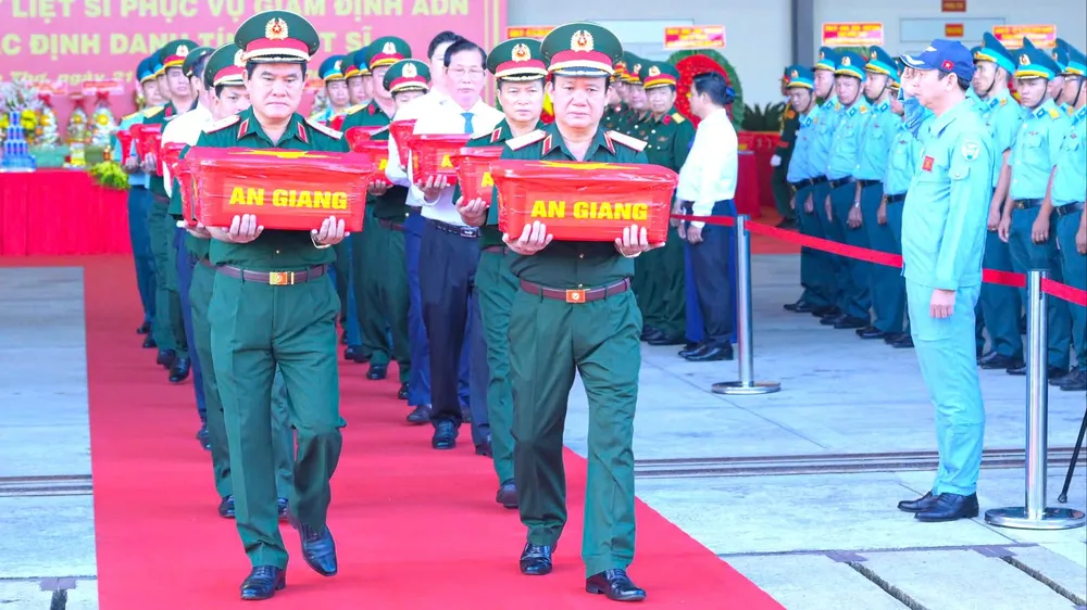 Lãnh đạo Quân khu 9 và các tỉnh, thành đưa mẫu sinh phẩm hài cốt liệt sĩ lên máy bay
