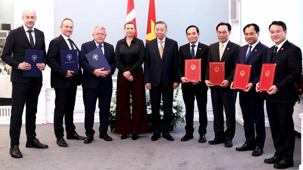 Tổng Bí thư, Chủ tịch nước Tô Lâm và Thủ tướng Mette Frederiksen chứng kiến lễ trao các văn kiện hợp tác giữa các bộ, ngành, cơ quan và doanh nghiệp hai nước. Ảnh: TTXVN