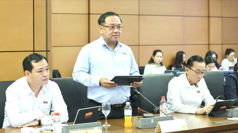ĐB Nguyễn Thành Trung (TPHCM) phát biểu tại phiên thảo luận tổ sáng 23-10. Ảnh: QUANG PHÚC