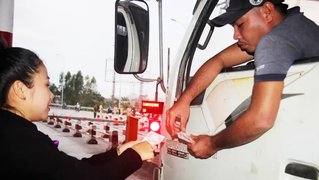 Bình Định: Nhiều tài xế xe dùng tiền lẻ mua vé qua trạm BOT gây ách tắc giao thông