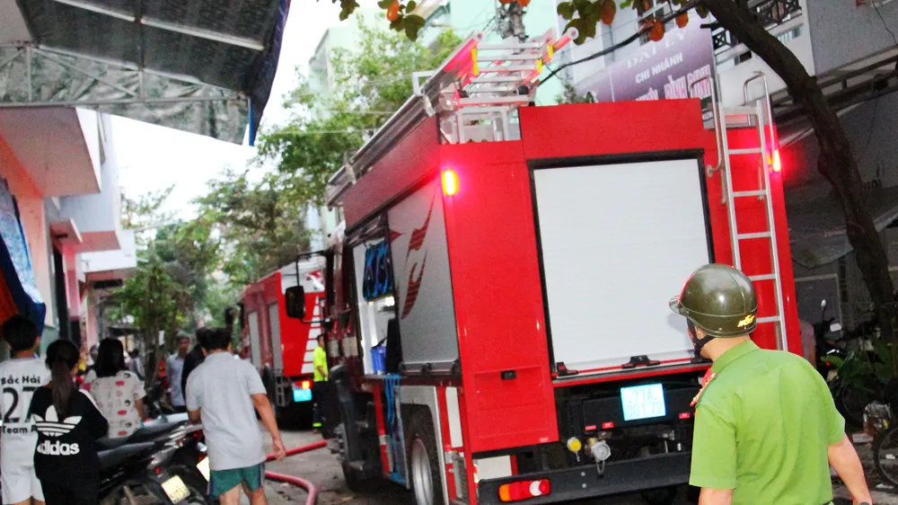 Nam thanh niên ngủ say trong căn nhà bốc cháy nghi ngút 