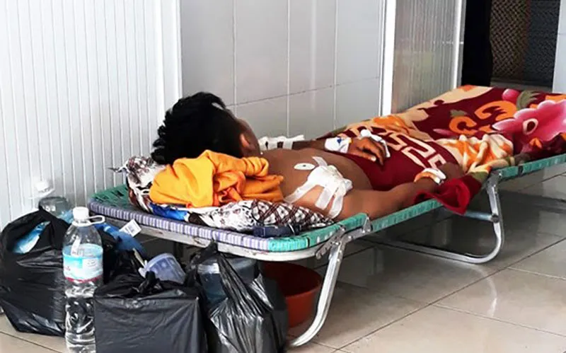 Bảo vệ bạn gái, thanh niên bị chém 7 nhát trên người phải cấp cứu