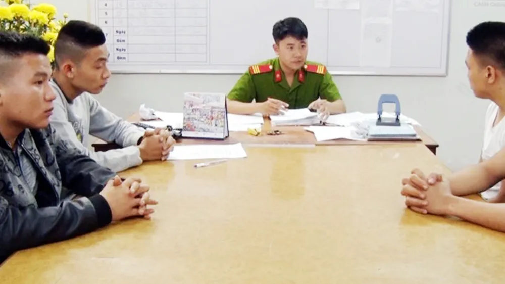 Mang dao, rựa... đến gia đình có đám tang để chém người