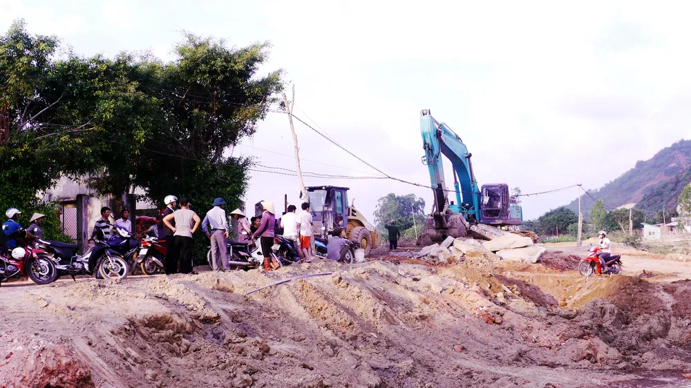 Chưa thống nhất bồi thường, tự ý đào phá đường dân sinh của dân