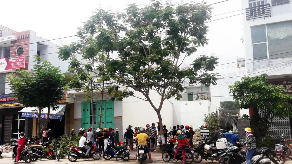 Nhanh chóng dập lửa và đưa đi cấp cứu 1 người đàn bà tưới xăng tự thiêu