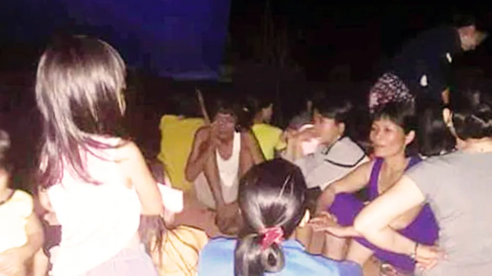 Người dân tiếp tục dựng lều canh xe công vụ, chờ được đối thoại về dự án điện