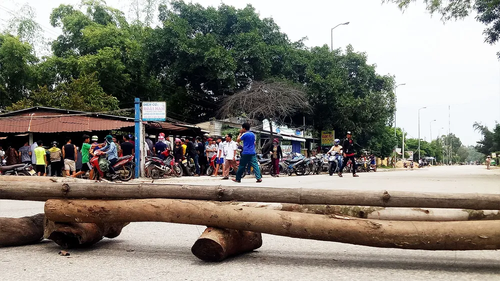 Quảng Ngãi: Người dân dựng barie chặn quốc lộ phản đối xe tải chạy ẩu