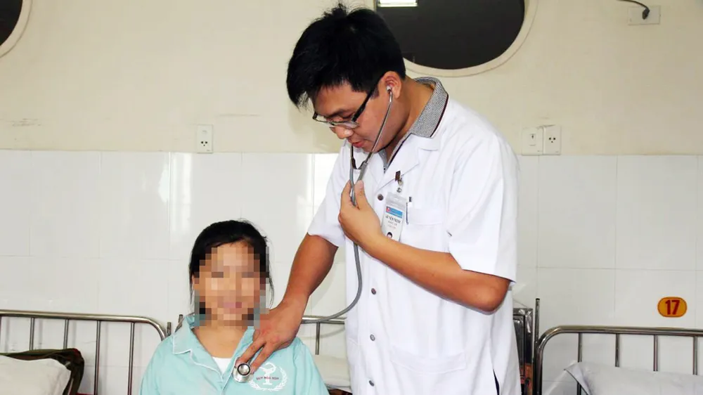 Bệnh nhi mắc bệnh “lạ”: Ra mồ hôi có máu đỏ