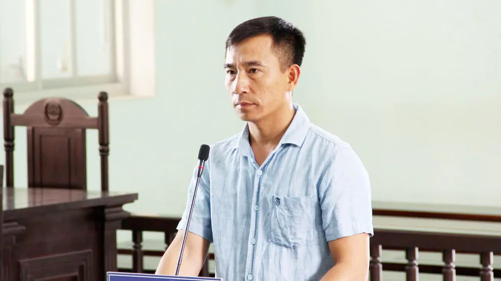 Vụ chủ xe ben cầm dao dọa giết phóng viên: Thành khẩn nhận lỗi, bị cáo được hưởng 6 tháng tù treo