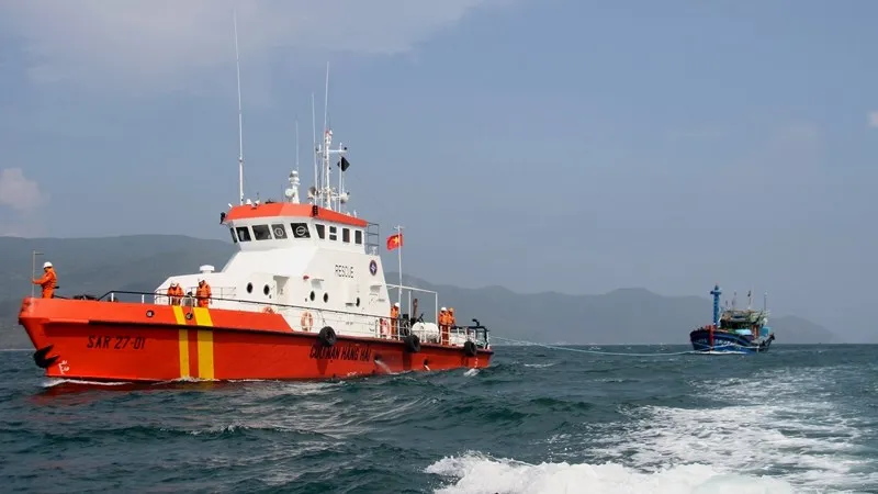 Tàu SAR 27-01 đang ứng cứu 10 ngư dân Quảng Ngãi bị ngộ độc trên biển