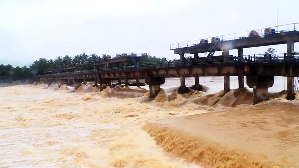 Giúp dân dọn lũ, 1 dân quân cơ động xã bị nước lớn cuốn tử vong