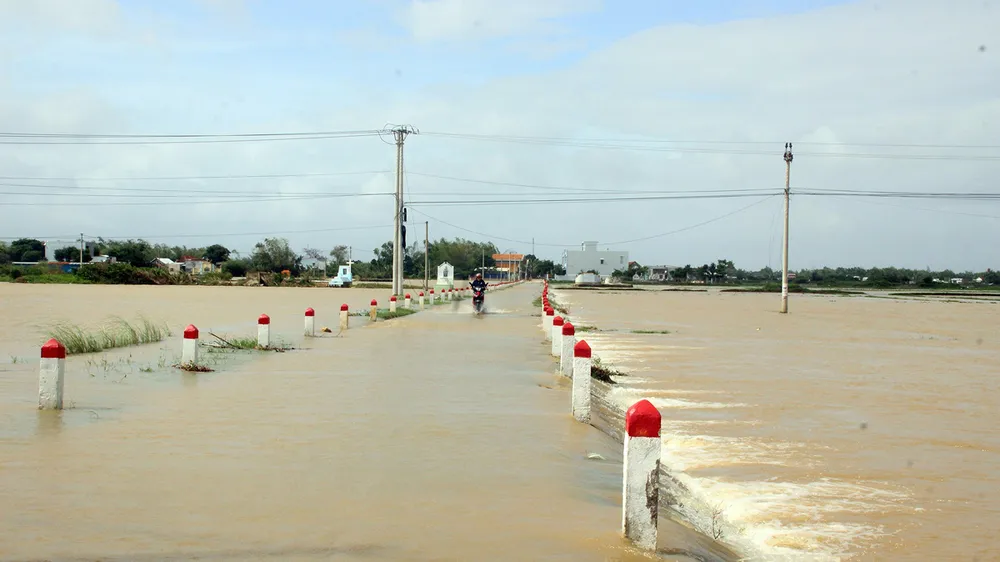 Cuối năm lũ vẫn đang “vây ráp” Phú Yên và Bình Định, 1 người chết vì lũ cuốn 