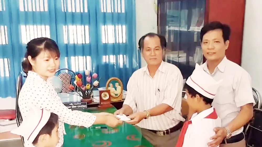 Hai học sinh lớp 3 nhặt được 6 chỉ vàng đem nộp cho công an