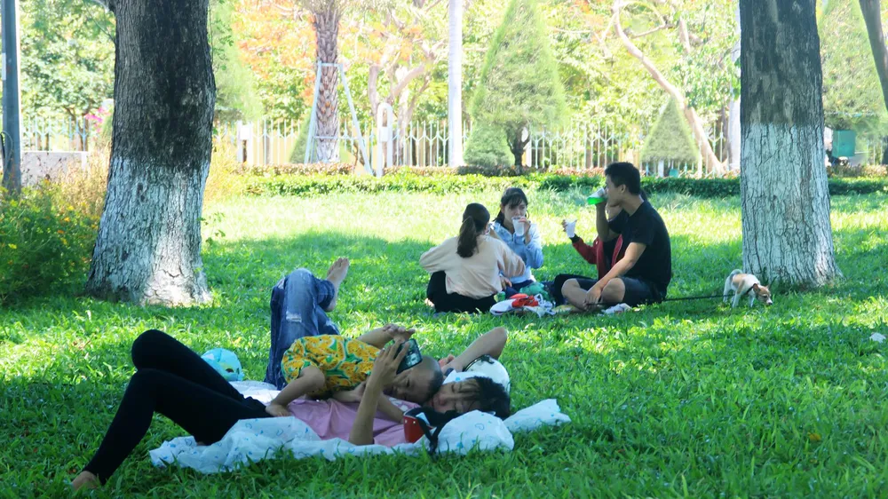 Bị cắt điện cả ngày, người dân phố biển Quy Nhơn tìm chỗ tránh nắng