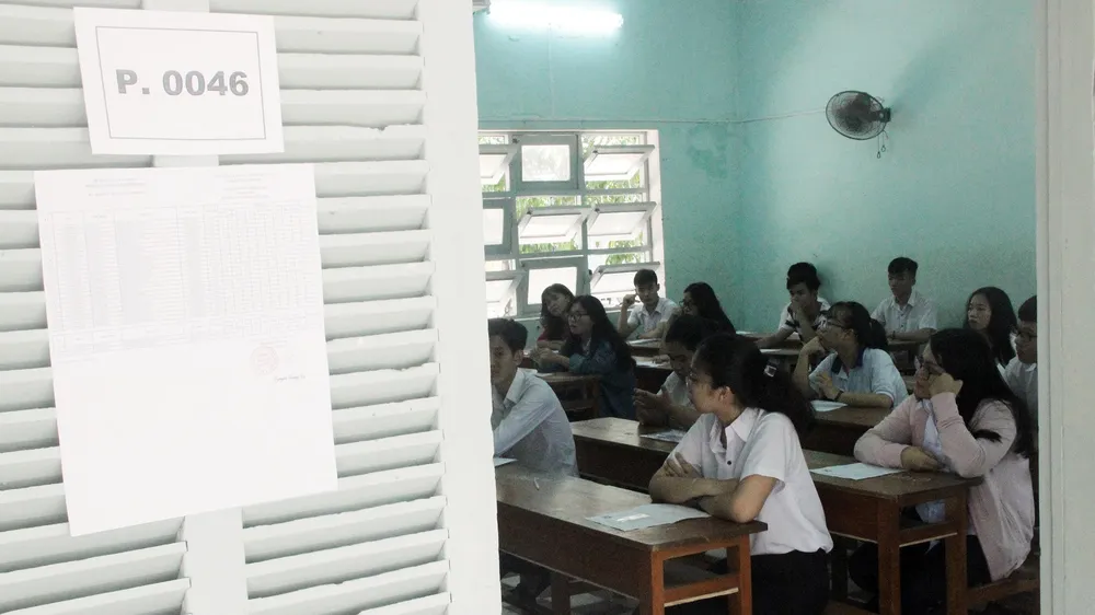 Chụp đề ngay trong phòng thi, 1 thí sinh bị giám thị phát hiện