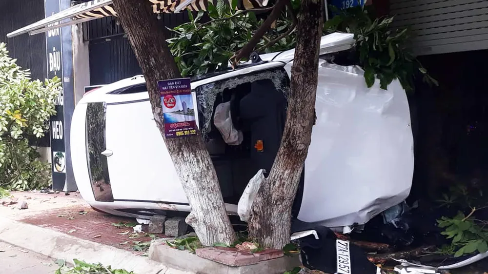 Ô tô bất ngờ lao lên vỉa hè, 2 người thương vong