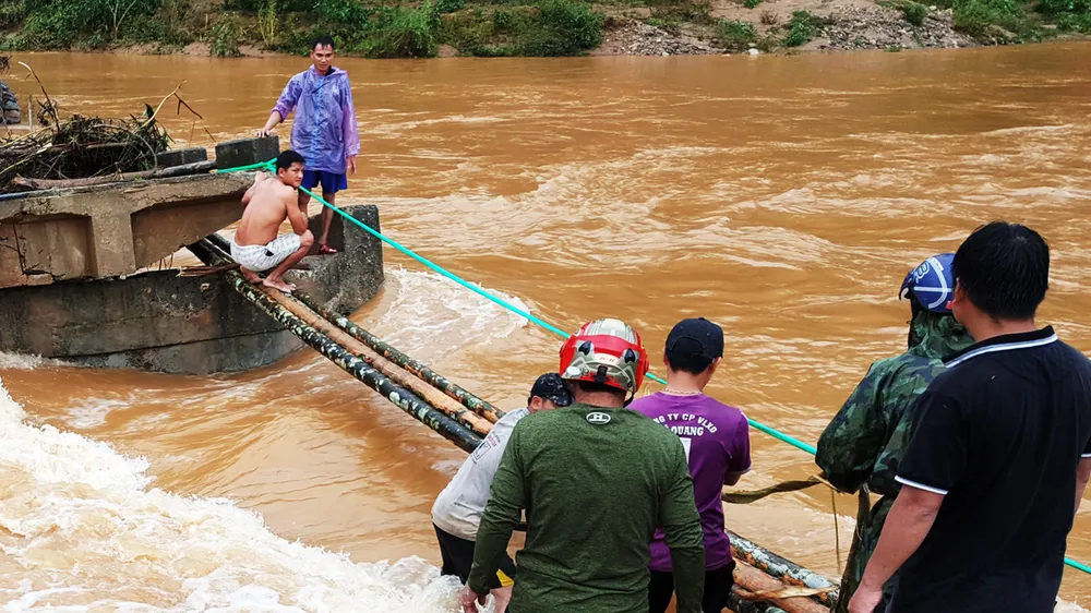 Lũ đánh sập cầu, dân dùng cây cau làm cầu đi tạm