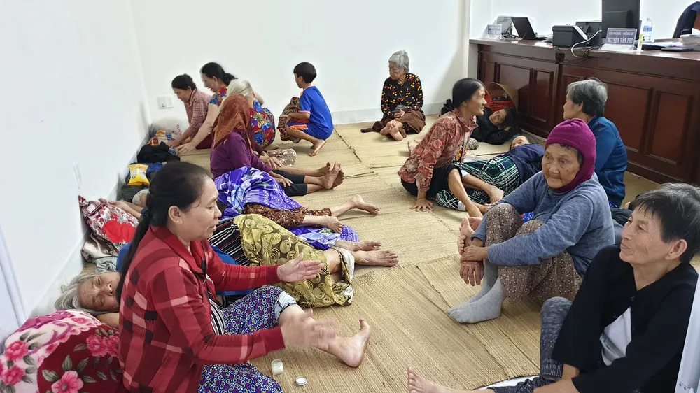 Người già, trẻ nhỏ đem chăn gối đến UBND xã “chạy” bão