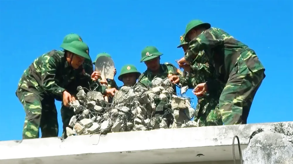 Giúp dân dựng lại nhà sập sau bão số 6