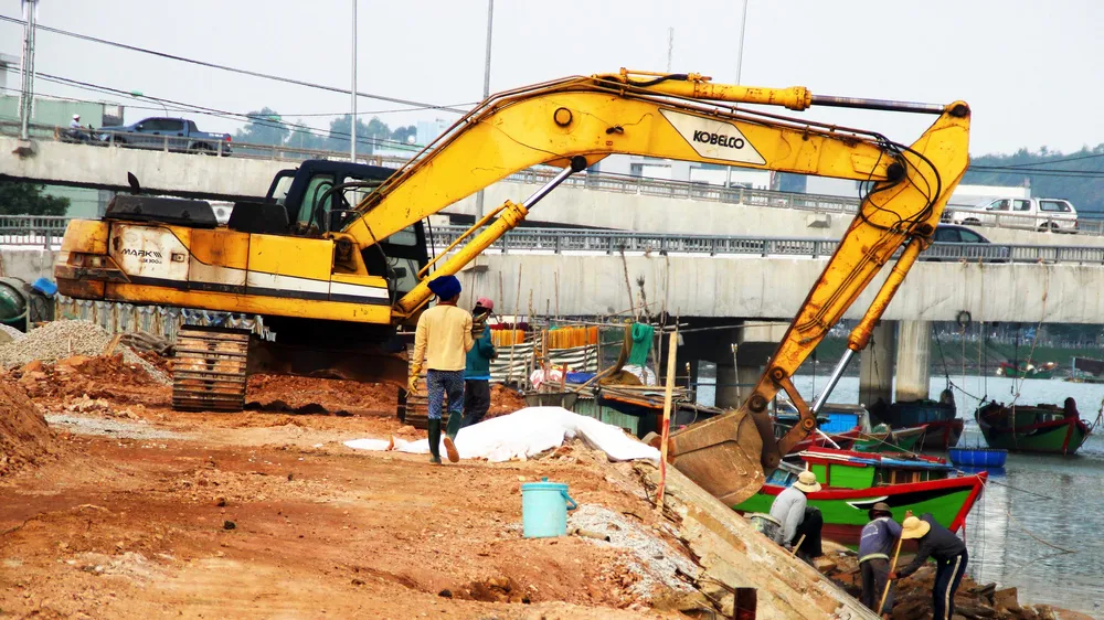 Nguyên nhân kè 12 tỷ bị sóng đánh nát ở Quy Nhơn