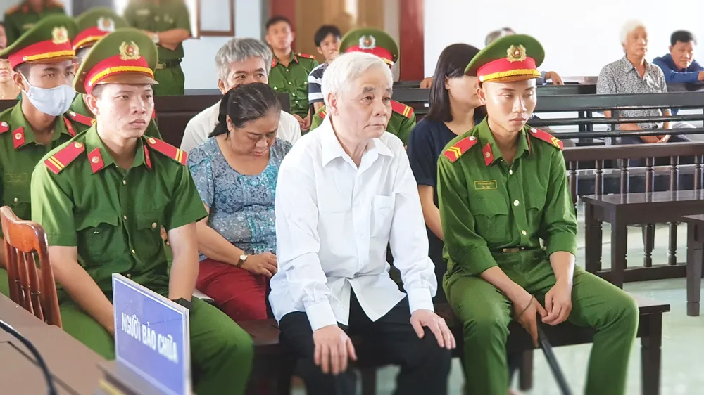 Giảm án cho cựu chánh án tòa án cùng 3 thuộc cấp tham ô tài sản