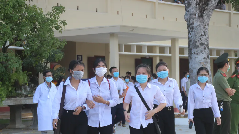 Nắng nóng kèm dịch Covid-19 gây nhiều khó khăn cho các thí sinh miền Trung dự kỳ thi tốt nghiệp THPT