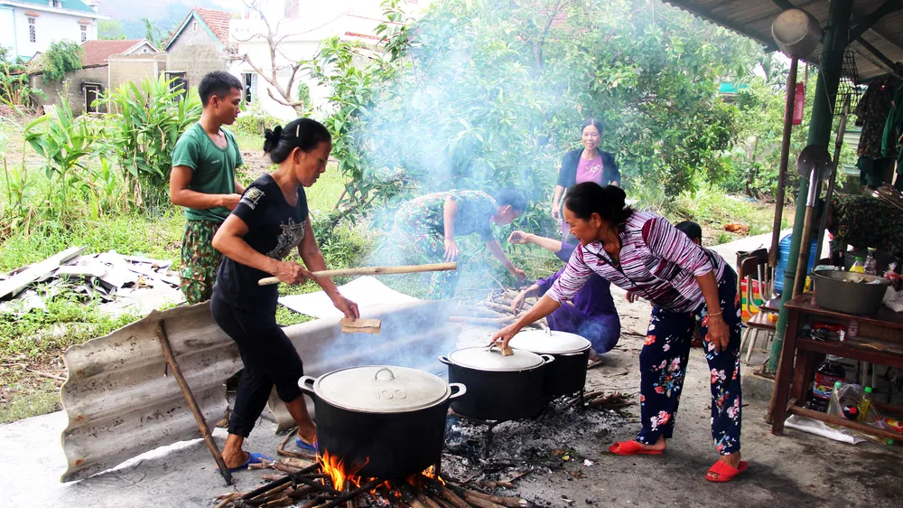 Xúc động cảnh người dân quyên góp, nấu ăn cho bộ đội tìm kiếm người mất tích ở Rào Trăng 3