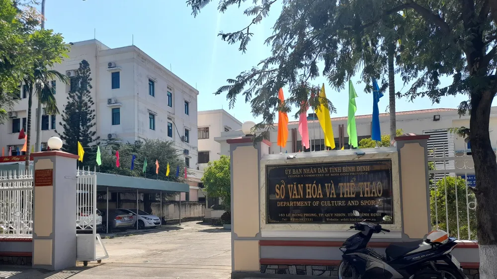 Buộc thôi việc cán bộ kêu người đến đe dọa giám đốc sở